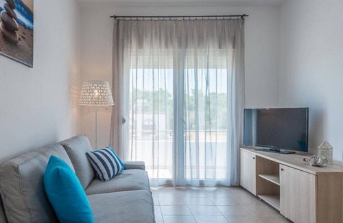 Gennadi House | Attractive Holiday Home in Gennadi with Shared Swimming Pool