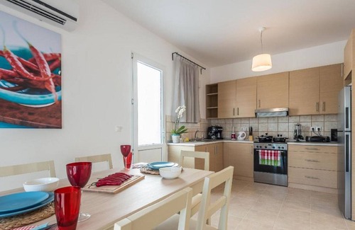 Gennadi House | Attractive Holiday Home in Gennadi with Shared Swimming Pool