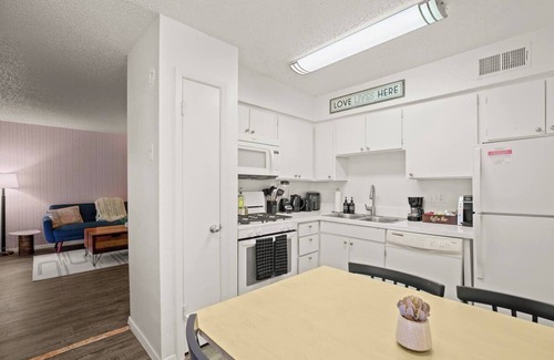 Hyde Park Apartment | ATX Casa Vida BnB ~ Near North Loop & UT