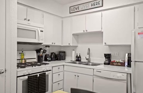 Hyde Park Apartment | ATX Casa Vida BnB ~ Near North Loop & UT
