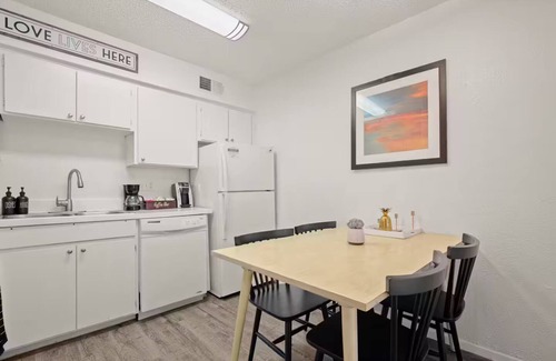 Hyde Park Apartment | ATX Casa Vida BnB ~ Near North Loop & UT