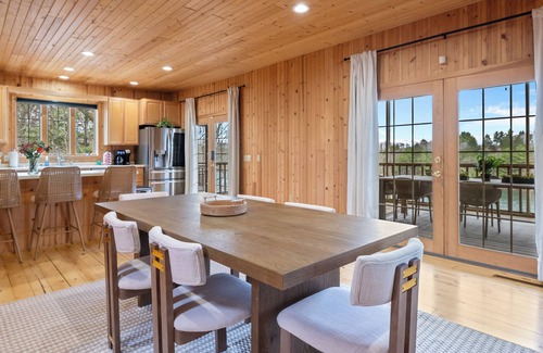 Oxford Cabin | August Inn Oxford – Rustic-modern lakefront cabin on Deep Lake, sleeps 10.