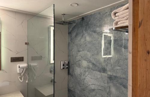 Banjar Hotel | Ausnya Tirthan