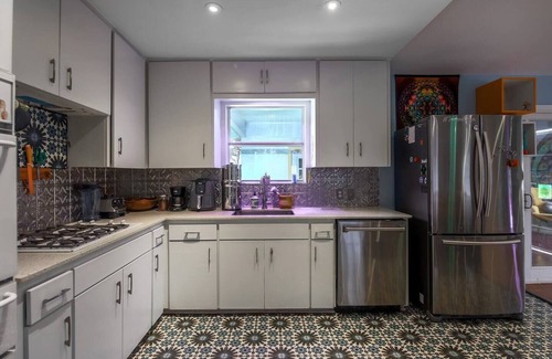 South Manchaca House | Austin Art House- Pet Friendly-Hot Tub! Close2-DT!