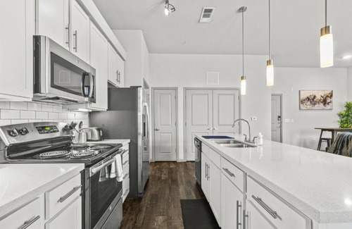 Montopolis Apartment | Austin Luxury 2BR 2B w/Pool & FREE Parking Fast WIFI