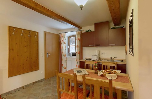 Bad Birnbach Apartment | Austrags-Suite | Liebevoll eingerichtete Suite mit Balkon im 1.OG