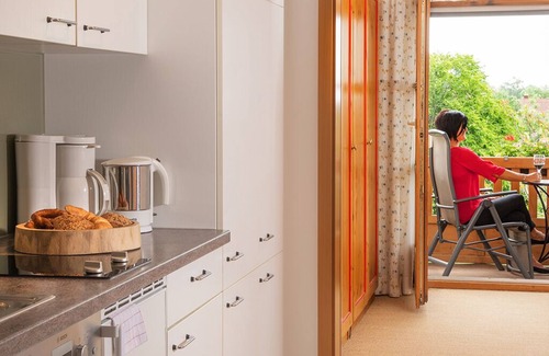 Bad Birnbach Apartment | Austrags-Suite | Liebevoll eingerichtete Suite mit Balkon im 1.OG