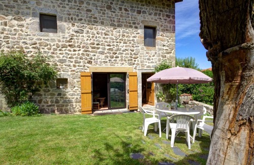 Marols Cottage | Authentic Gîte in Marols for 6 people, private garden