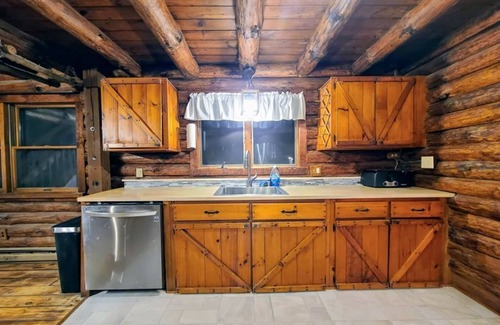 Hickory Hills House | Authentic Log Cabin in the Pocono Mountains