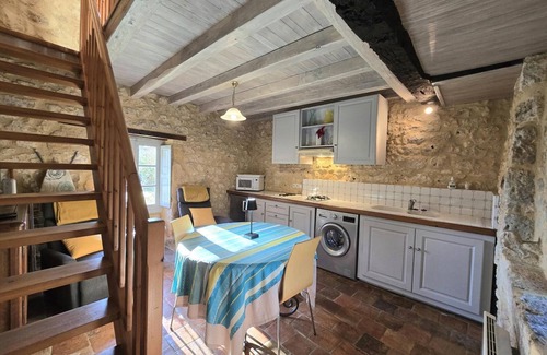 Monsac Cottage | Authentic Stay at the Pigeonnier with Wifi and Parking
