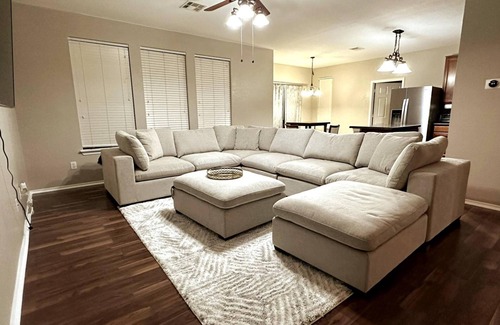 Round Rock Apartment | Autin - Family & Groups - Modern Lux