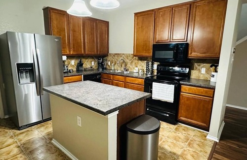 Round Rock Apartment | Autin - Family & Groups - Modern Lux