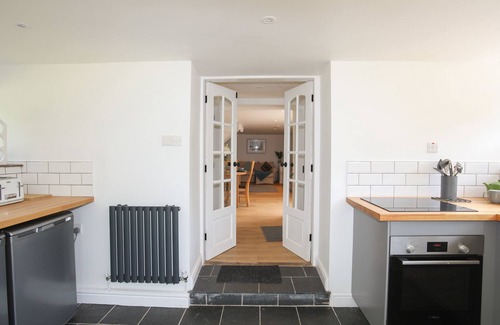 Brynrefail Cottage | AVALON - FELINHELI, family friendly, with a garden in Y Felinheli