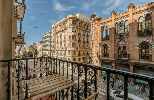 Historical Center Apartment | Avanti La Campana, con un balcón que te enamorará del ambiente de Sevilla