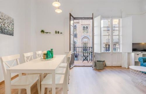 Historical Center Apartment | Avanti La Campana, con un balcón que te enamorará del ambiente de Sevilla
