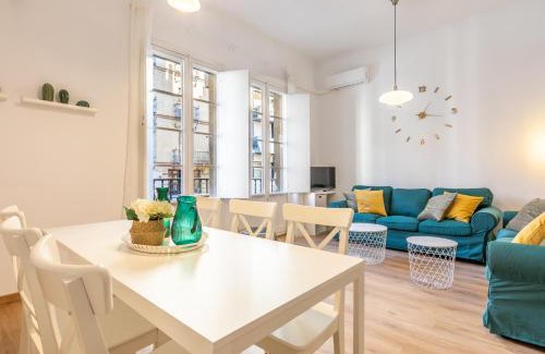 Historical Center Apartment | Avanti La Campana, con un balcón que te enamorará del ambiente de Sevilla