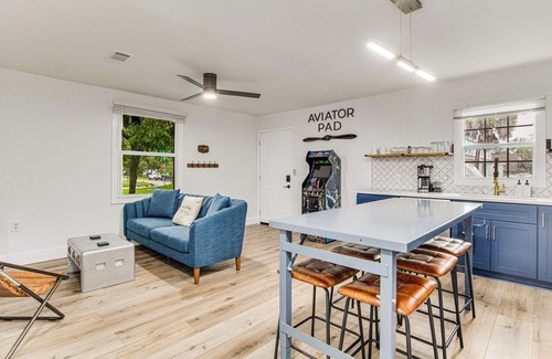 South Pensacola House | Aviator Pad: Walk Downtown from this Coastal Bungalow w/Pet-Friendly Backyard