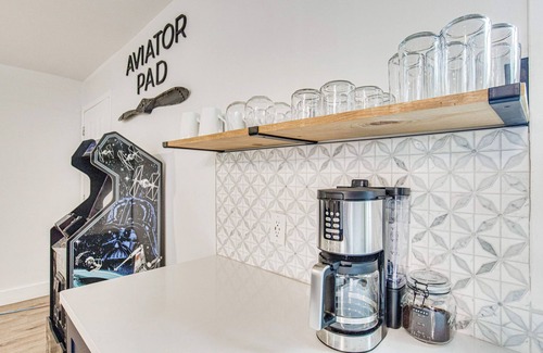 South Pensacola House | Aviator Pad: Walk Downtown from this Coastal Bungalow w/Pet-Friendly Backyard