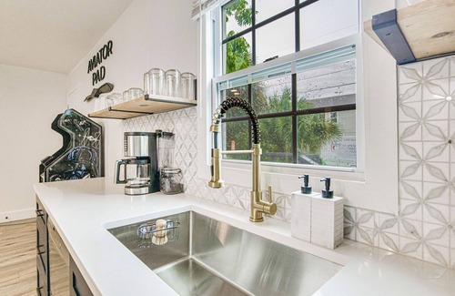 South Pensacola House | Aviator Pad: Walk Downtown from this Coastal Bungalow w/Pet-Friendly Backyard