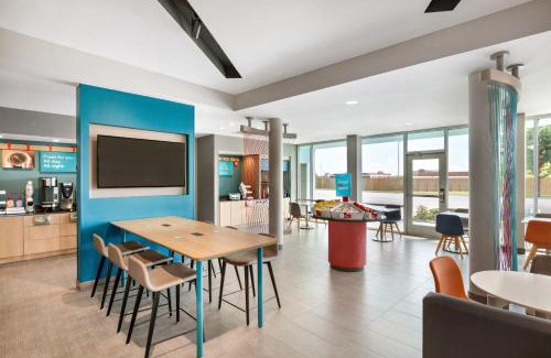 Des Plaines Hotel | avid hotels - Chicago O Hare - Des Plaines