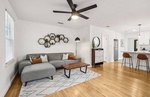 Avondale House | Avondale Deckhouse: Walk/Bike to Shops & Eats