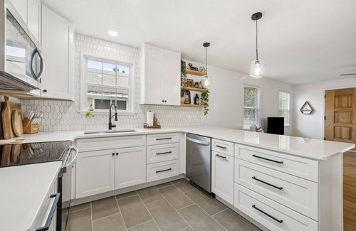 Avondale House | Avondale Deckhouse: Walk/Bike to Shops & Eats