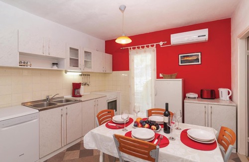 Dugi Rat Apartment | Awesome apartment in Duce with WiFi