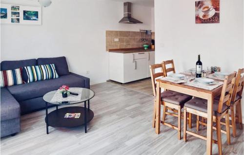 Crno Apartment | Awesome Apartment In Zadar With Wifi