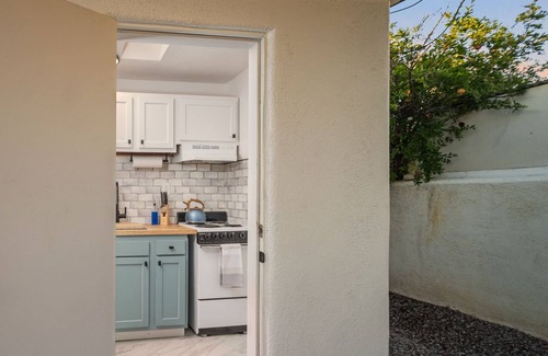 Blenman-Elm Apartment | Awesome Casita centrally located in quiet historic district