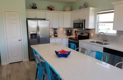 Crystal Beach House | Awesome Deck, fenced yard! Pet & kid friendly!