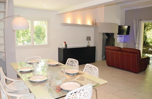Grans House | Awesome home in Grans with 5 Bedrooms, WiFi and Outdoor swimming pool