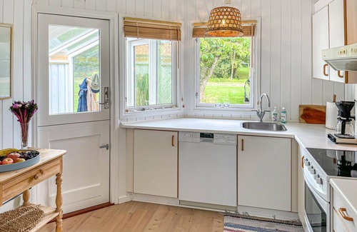 Ristinge House | Awesome home in Humble with WiFi