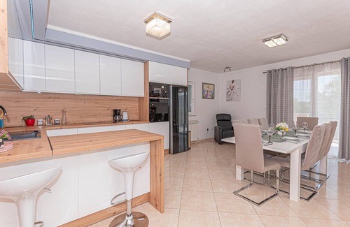 Ruzic House | Awesome home in Ruzic with jacuzzi