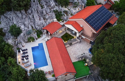 Vrgorac House | Awesome home in Vrgorac with WiFi