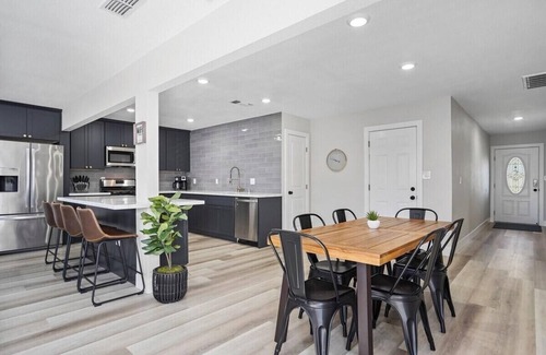 Citrus Heights House | Awesome Home * POOL * 3 King Beds * 65" TV * BBQ