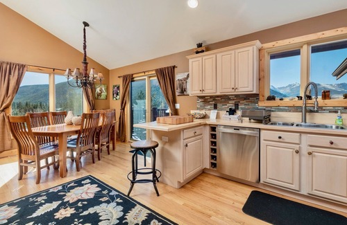 Windcliff Estates House | Awestruck Luxury Vacation At Windcliff 3 Bedroom Home by RedAwning