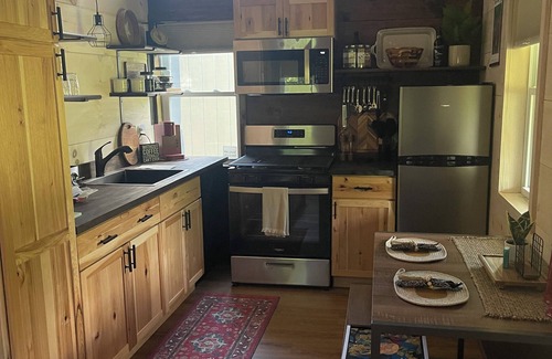 Painted Post Cabin | Ayers' Acres ~ Cabin 4, cozy cabin near Corning-Watkins Glen-Finger Lakes