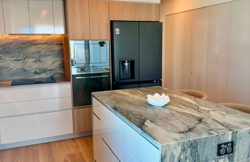 Bokarina Apartment | AZZURE BOKARINA PENTHOUSE- Brand New Ocean View- Resort-Style Pool- Steam Room