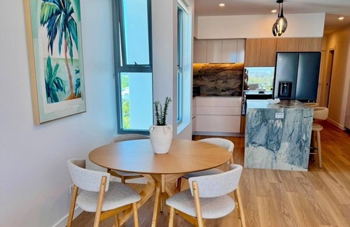 Bokarina Apartment | AZZURE BOKARINA PENTHOUSE- Brand New Ocean View- Resort-Style Pool- Steam Room