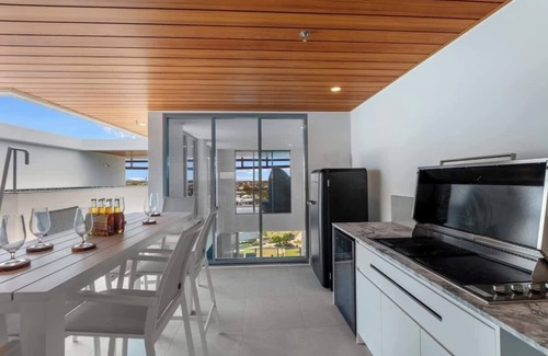 Bokarina Apartment | Azzure Luxe Penthouse - Private Heated Pool + Steam + Gym