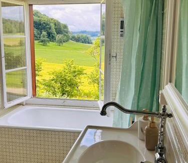 Osterfingen Bed & Breakfast | B&B Bad Tiefenau, HAUS AN DER QUELLE