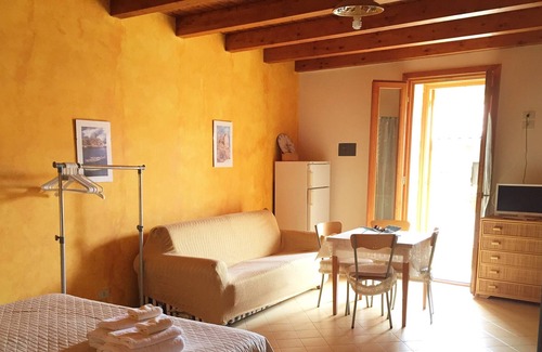 Scilla Bed & Breakfast | B&B Casa Vela - Studio Veliero with balcony overlooking the Borgo