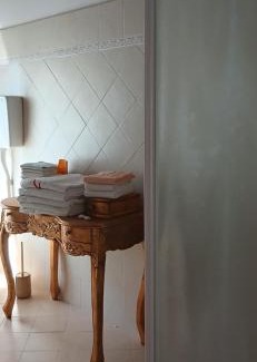 Urbino Apartment | B&B castelboccione stanza gialla condivisa