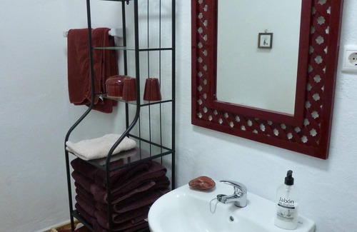 Churriana House | B&B, double glazing, 10 minutes drive from Málaga airport, max.4 nights.