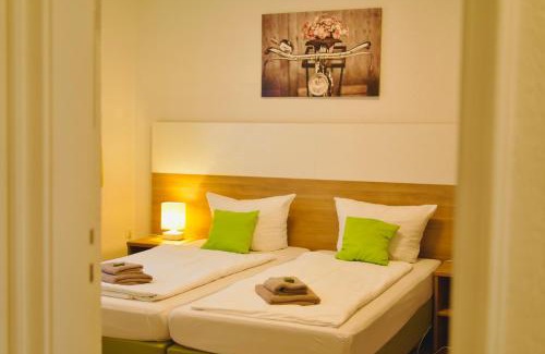 Dettingen an der Erms Bed & Breakfast | B&B Outlet Hotel - Metzingen - Kostenlose Parkplätze - Self Check-In