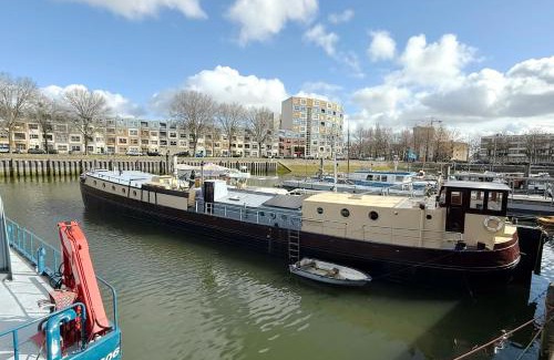 Kop van Zuid Boat Rental | B&B Unitas Rotterdam