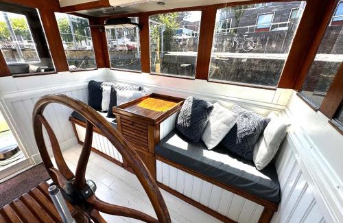 Kop van Zuid Boat Rental | B&B Unitas Rotterdam