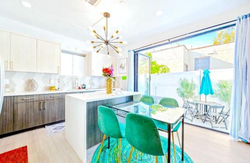 North Hollywood Apartment | B- InstaWorthy & Family-Friendly NoHo Gem- Near Universal & Hollywood with Parking, Games, and Hot Tub