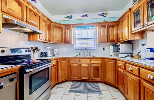 San Pedro Condo | B1 Beachside with pool, porch, kayaks, bikes & more!