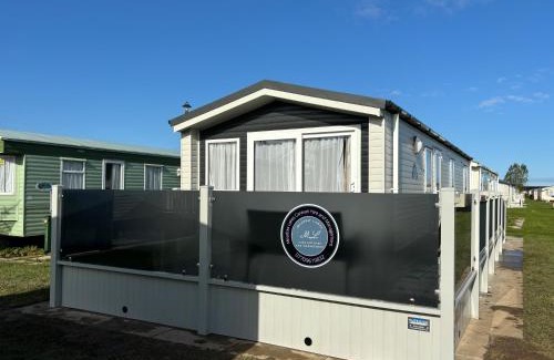 Addlethorpe Apartment | B9 - Sunnymede Fantasy Island - hot tub, pet friendly, WiFi, ramped veranda - Meadow Lakes Caravan & Lodge Hire